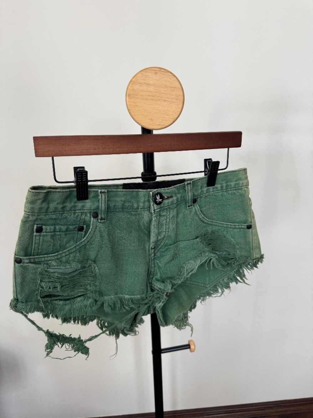 One Teaspoon Distressed Denim Shorts – Size 10 (Fits Small) 💚